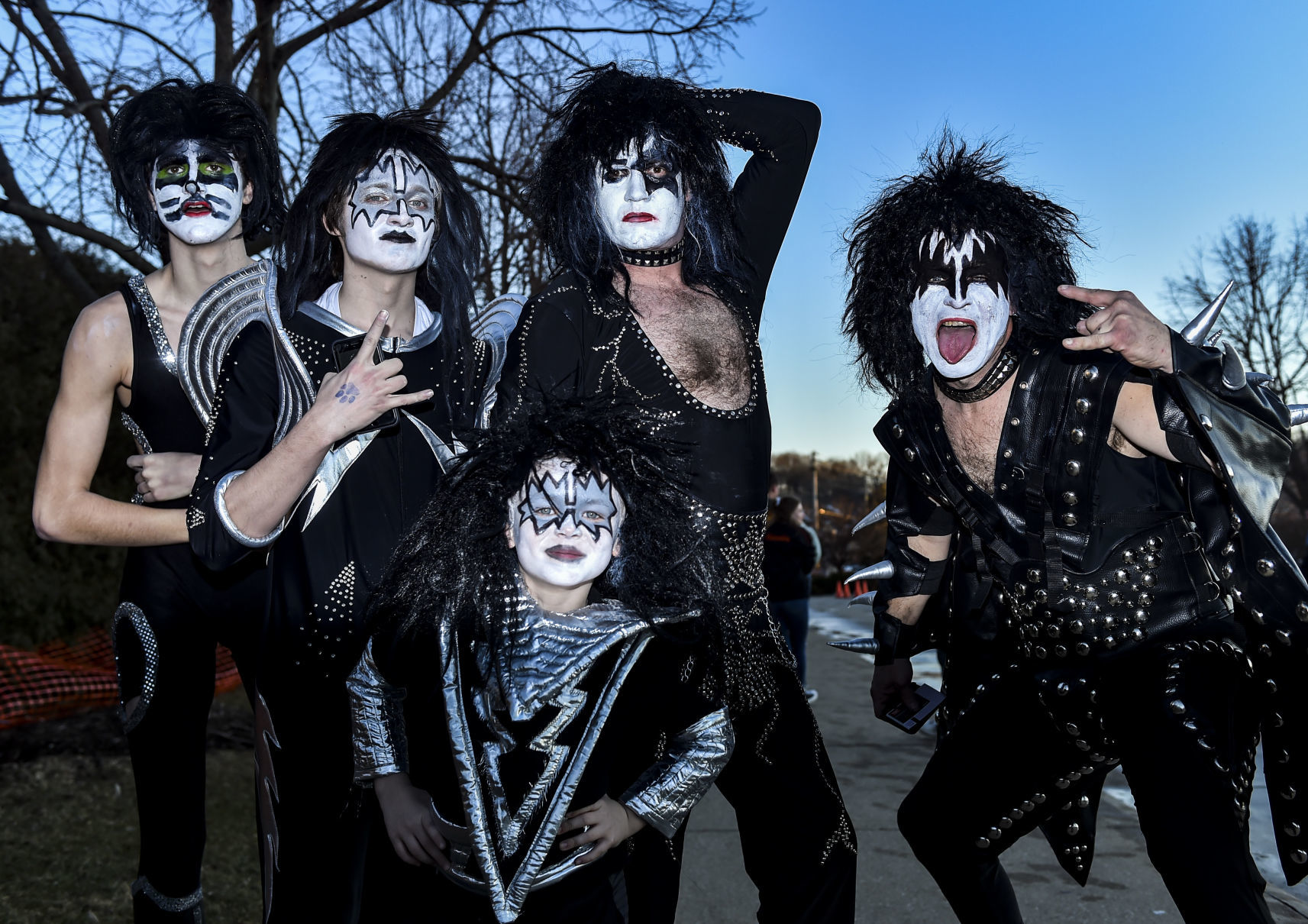 031119-mda-nws-kissfans-6.jpg